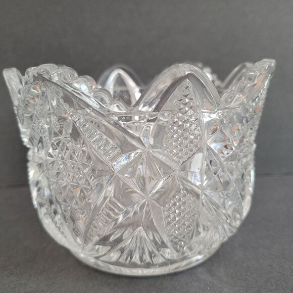 Vintage Clear Cut Glass Bowl With Scalloped Edge & Starburst Pattern - Picture 2 of 8